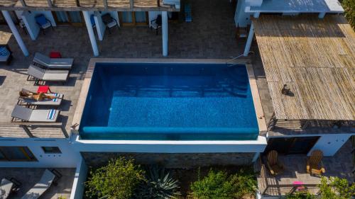 an overhead view of a swimming pool with a table and chairs at Casa Kalmar in Zipolite