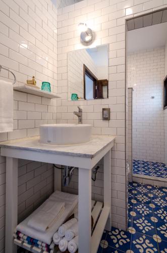 a bathroom with a sink and a mirror at Casa Kalmar in Zipolite