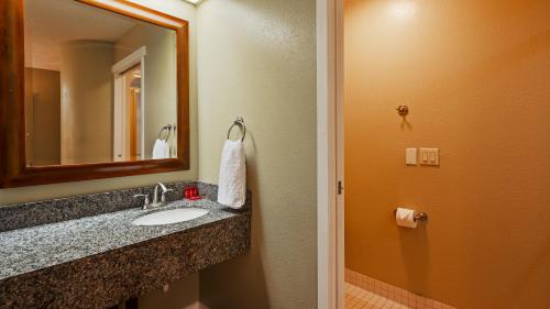 Ett badrum på Denver North Hotel