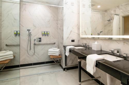 Bilik mandi di Staypineapple, An Elegant Hotel, Union Square