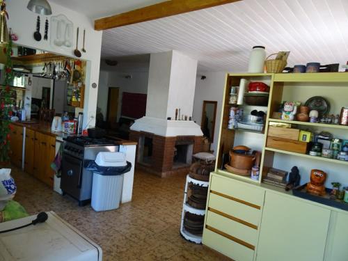 Dapur atau dapur kecil di Gaia Hostal