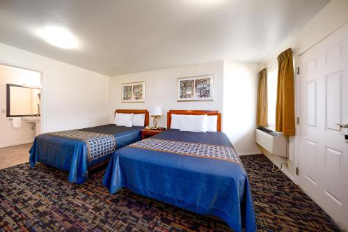 a hotel room with two beds and a window at Riverview Lodge in Hood River