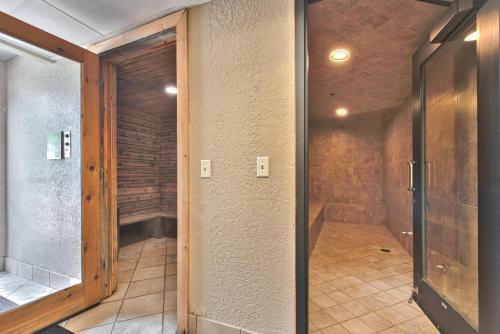 um corredor com uma porta de vidro que dá para um quarto em Silverado Lodge Two Queen Hotel Room by Canyons Village Rentals 223C em Park City