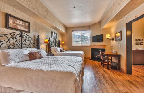 um quarto com 2 camas e uma lareira em Silverado Lodge Two Queen Hotel Room by Canyons Village Rentals 223C em Park City