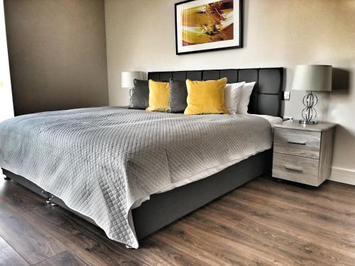 En eller flere senge i et værelse på AMAZING & SPACIOUS 2 Bed 2 Bath LUXURY Apartment with BALCONY FREE WIFI Sleeps 6