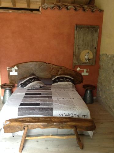 1 dormitorio con cama de madera en una habitación en La Cabaña de Bernardina, en Sotres