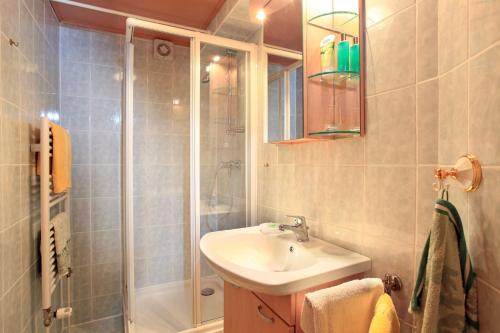 a bathroom with a sink and a shower at Ferienhaus Hofwimmer in Kirchberg in Tirol