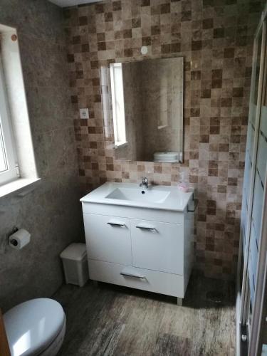 a bathroom with a white sink and a mirror at Casa da Paraventa in Gaieiras