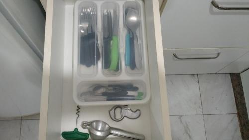 um frigorífico aberto com utensílios numa cozinha em Ed.fragatas residence em Bertioga