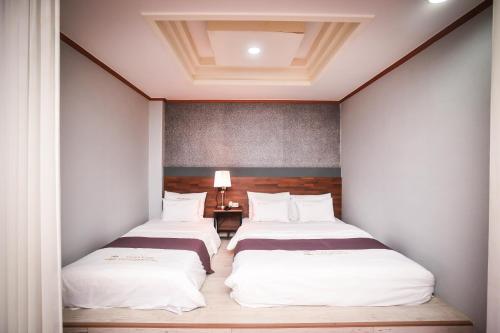 Кровать или кровати в номере Hotel Noblesse