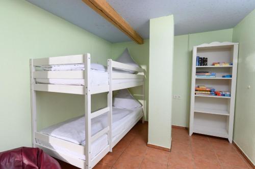 ゲルティングにあるFischerkateの緑の壁のドミトリールームの二段ベッド2台