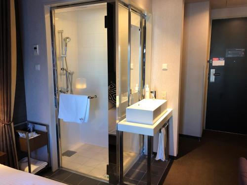 La salle de bains est pourvue d'un lavabo et d'une douche. dans l'établissement Hotel Gracery Tokyo Tamachi, à Tokyo