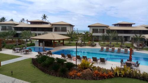 因巴塞的住宿－Residencial Ykutiba - Imbassai - D103，一个带游泳池和桌椅的度假酒店