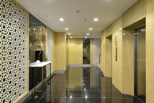 a hallway of a hotel room with a hallway at Le D'Tel Bangkok in Bangkok