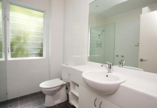 A bathroom at Coral Sea Villas