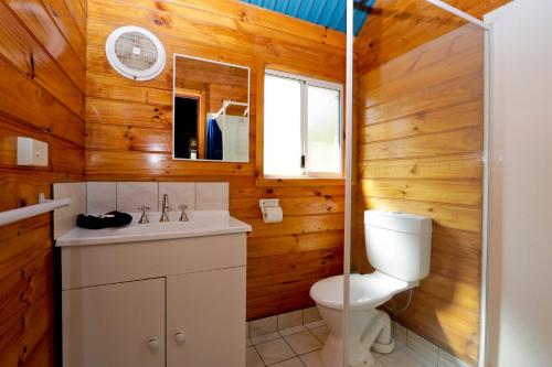 Kylpyhuone majoituspaikassa Sunnyhurst Chalets Rural Stay