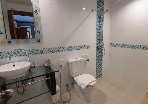 Patong Karlssons Hotel tesisinde bir banyo