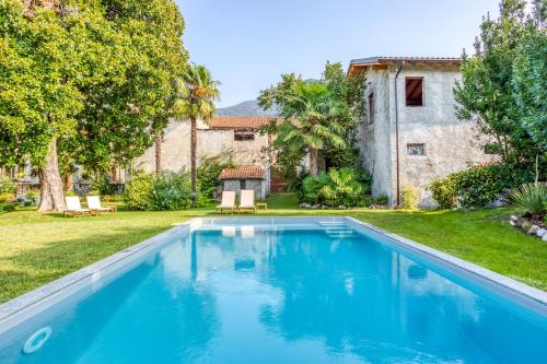 uma piscina no quintal de uma casa em Villa Galli em Cittiglio