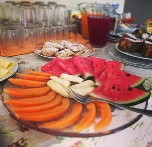 a plate of fruit and vegetables on a table at B&B Al Tramonto in Monzambano