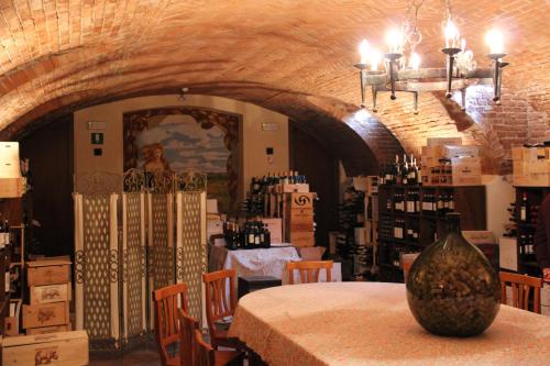 a room with a table with a vase on top of it at Locanda del Boscogrande in Montegrosso dʼAsti