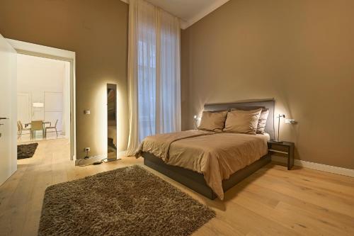 um quarto com uma cama e uma grande janela em Central Luxury Apartment em Viena