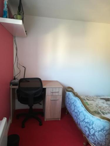 a bedroom with a desk and a chair and a bed at Peace in Corbeil-Essonnes