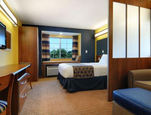 Ένα ή περισσότερα κρεβάτια σε δωμάτιο στο Microtel Inn & Suites Chili/Rochester