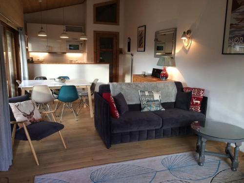 un salon avec un canapé et une table dans l'établissement Luxury Apartment, 350m to ski lift, south facing, close to town centre, à Morzine