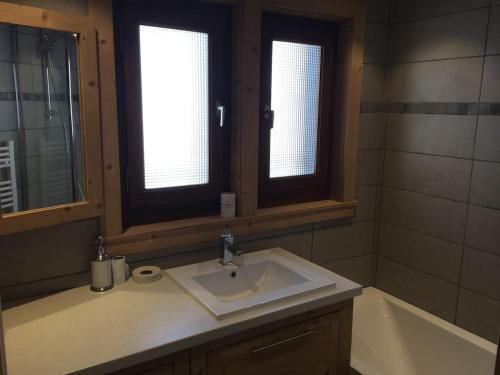 Luxury Apartment, 350m to ski lift, south facing, close to town centre