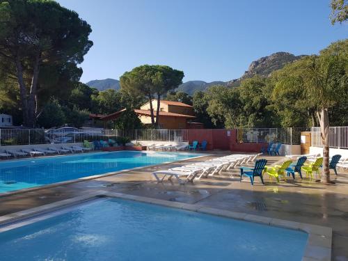 uma piscina com espreguiçadeiras e uma piscina em Camping le Rancho em Argelès-sur-Mer