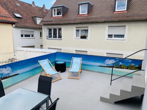 A piscina localizada em Schönes Apartment Terrasse 2P. Stadtnah Würzburg WLAN ou nos arredores