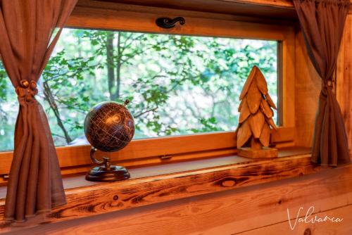 a window sill with a ball and a globe on it at Les Cabanes du Beau Vallon in Profondeville