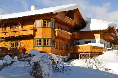 Una gran casa de madera con nieve. en Landhaus Lisa, en Schladming