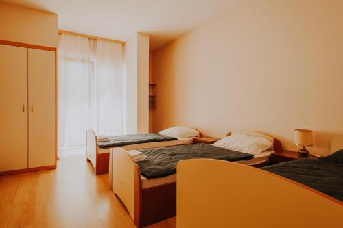 Postel nebo postele na pokoji v ubytování Noćko-Sobe i apartmani