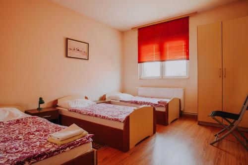 Postel nebo postele na pokoji v ubytování Noćko-Sobe i apartmani