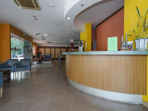 Lobby o reception area sa Super OYO 44083 Hotel Orchard Inn