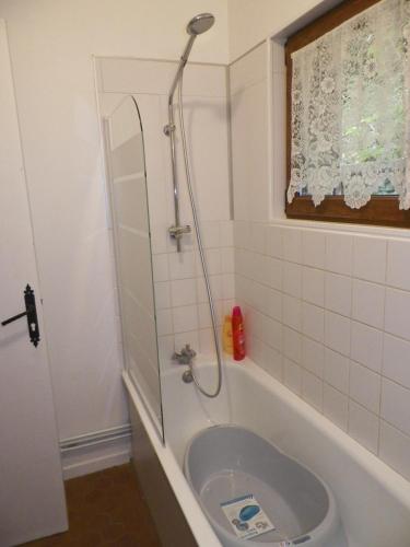 une salle de bain avec douche et lavabo dans l'établissement JUGU avec jardin, à Boulogne-sur-Mer