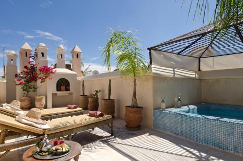 een patio met een zwembad en een villa bij Riad Vert in Marrakesh