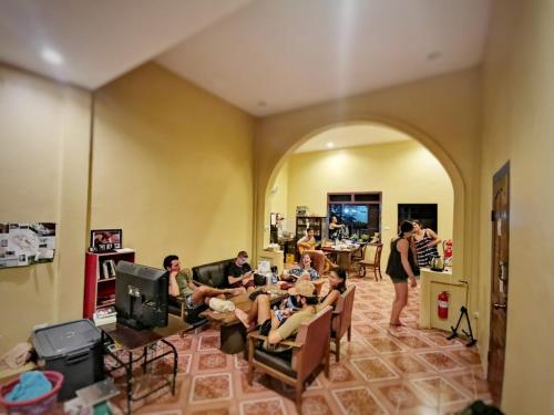 un grupo de personas sentadas en una sala de estar en Bike&Bed en Thakhek