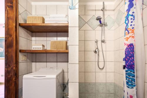 un piccolo bagno con doccia e servizi igienici di Ferrara Mercato Fancy Studio a Ferrara