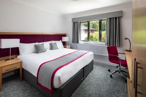 コベントリーにあるWarwick Conferences - Radcliffeの大きなベッドと窓が備わるホテルルームです。