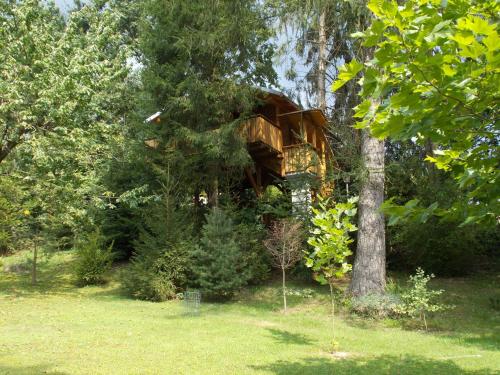 una casa en el árbol en medio de un patio en Baumhaus Wolfshöhle, en Fischach