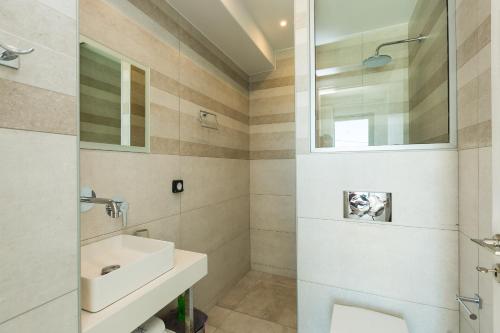 Kúpeľňa v ubytovaní Naiades Apartment- Minthi/ 1 bedroom, beachfront