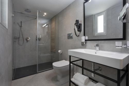 y baño con lavabo, ducha y aseo. en Azur Hotel by ST Hotels, en Il-Gżira