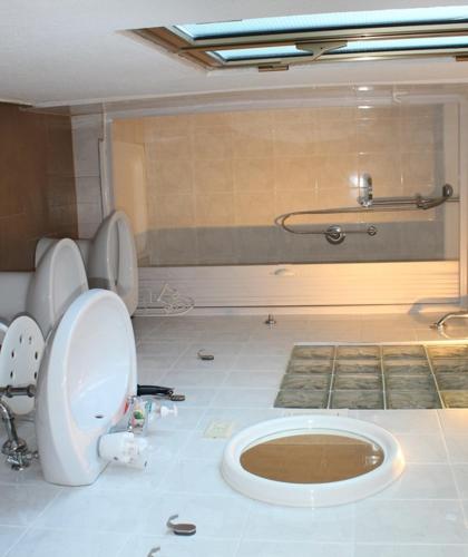 a bathroom with a toilet and a bath tub at La Maison in Vallata