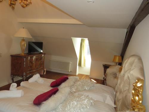a person laying on a couch in a living room at Boutique-Hotel „Altes Rathaus“ in Lahnstein
