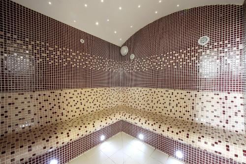 a bathroom with red and black tiled walls at Hotel S-centrum in Benešov