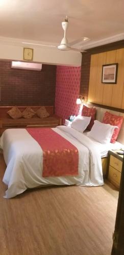 a bedroom with two beds in a hotel room at Chacha Inn The Garden Retreat in Mount Ābu