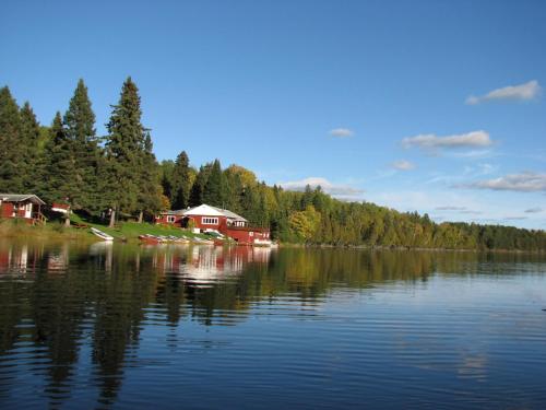 a view of a lake with houses and trees at Kan-à-Mouche Pourvoirie Auberge et Chalets in Saint-Michel-des-Saints