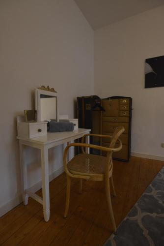 a desk with a chair and a mirror in a room at Kaiserliche Hofpost, mit Whirlpool und 2 Terrassen in Schleiden
